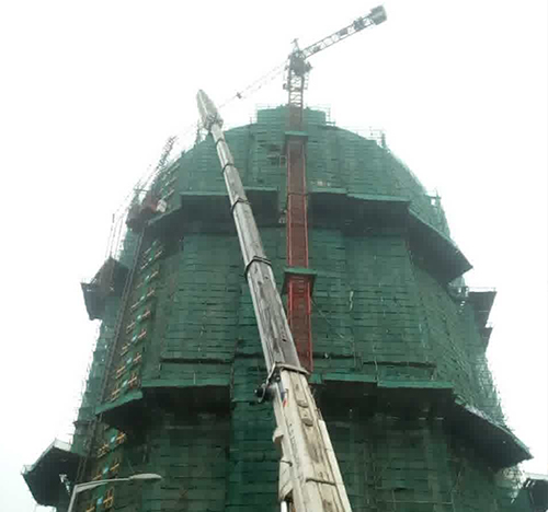 丽江吊车在工地上作业